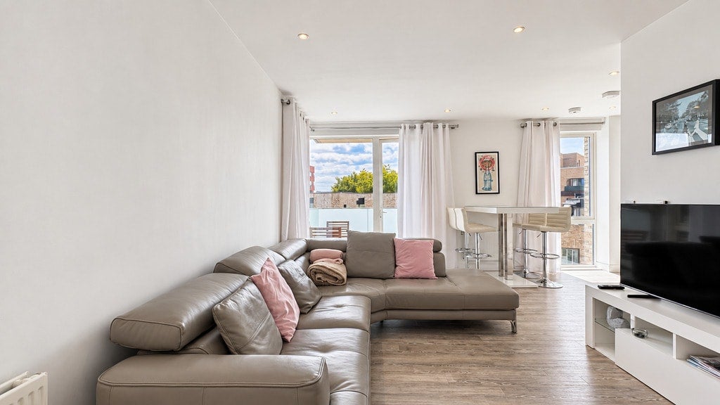 Flat Hilltop Avenue in Greater London
