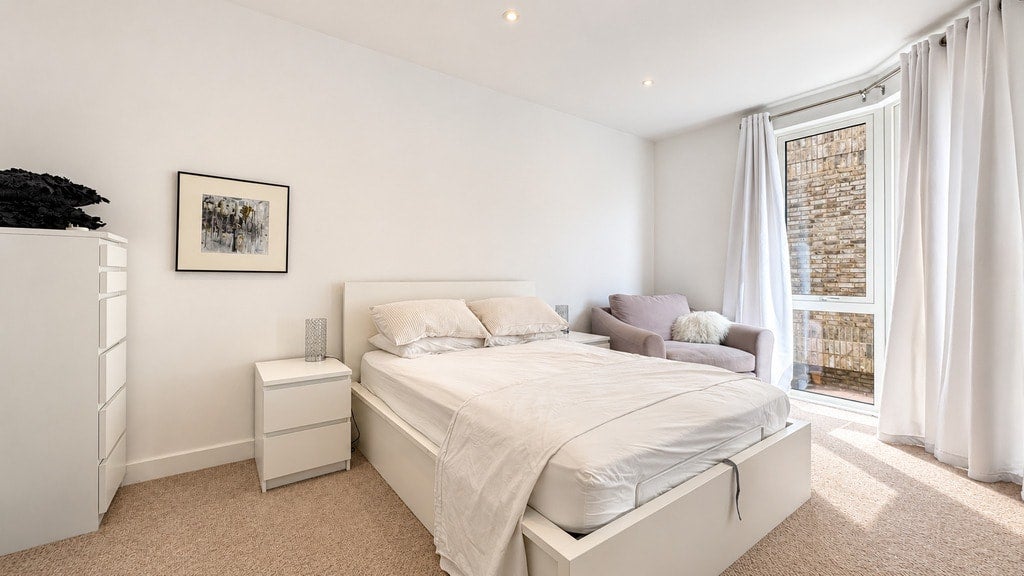 Flat Hilltop Avenue in Greater London