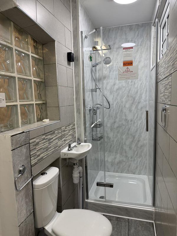 Flat Garratt Lane in Greater London