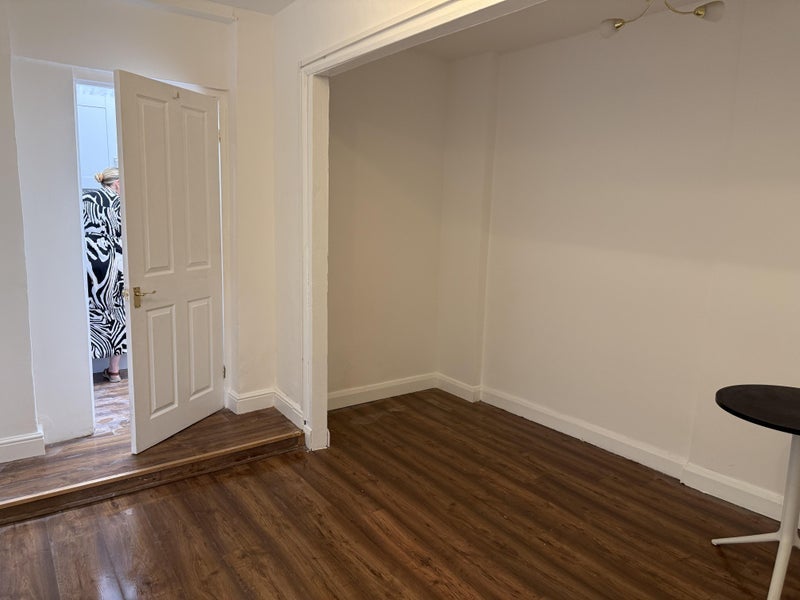 Flat Garratt Lane in Greater London