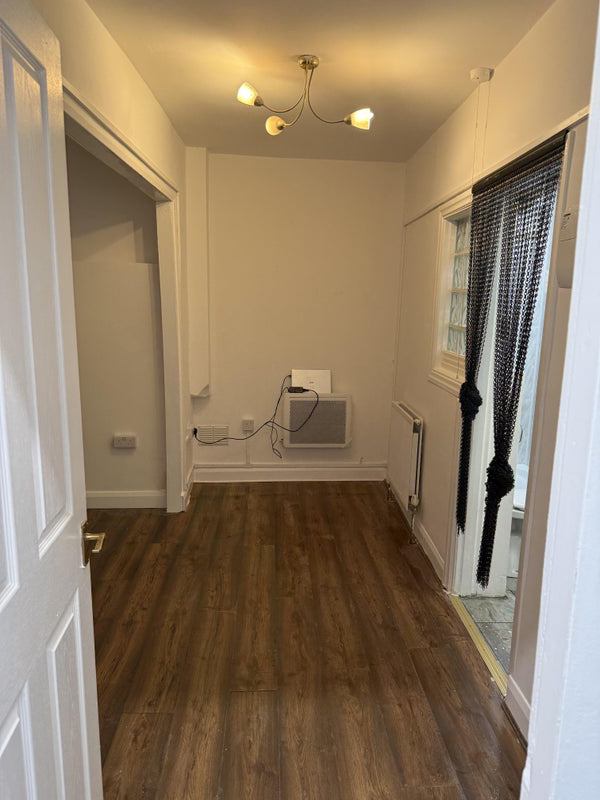 Flat Garratt Lane in Greater London