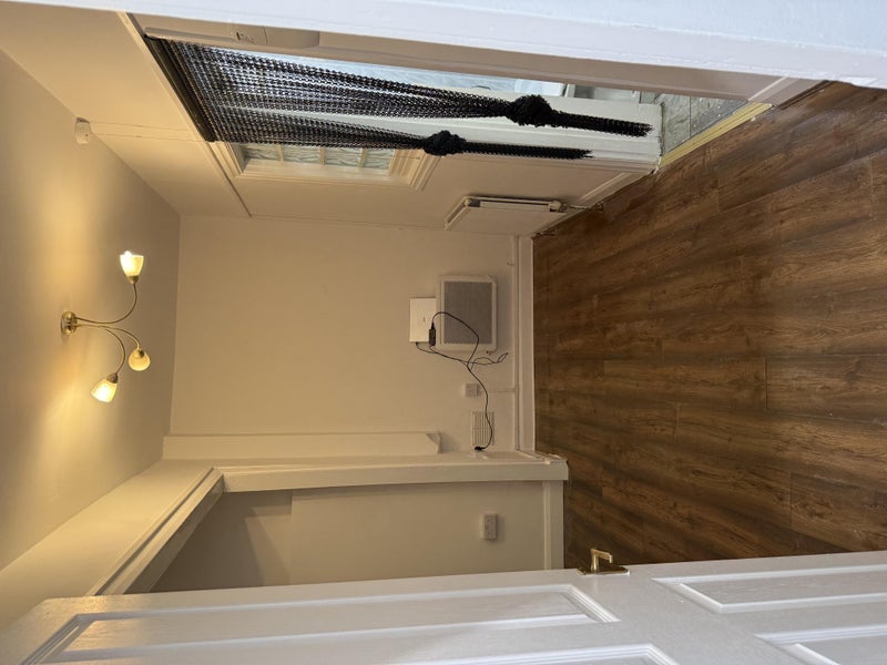 Flat Garratt Lane in Greater London