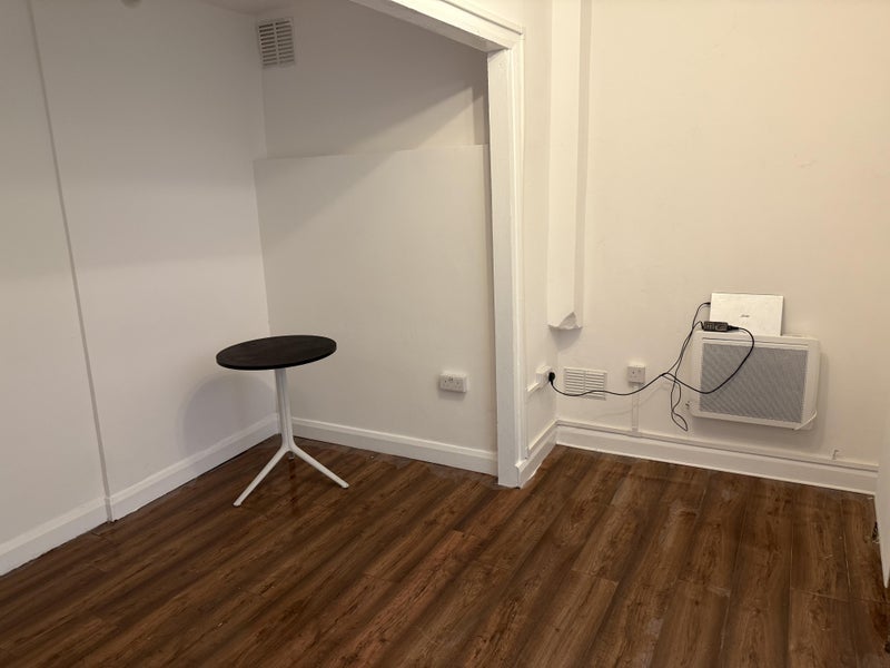 Flat Garratt Lane in Greater London