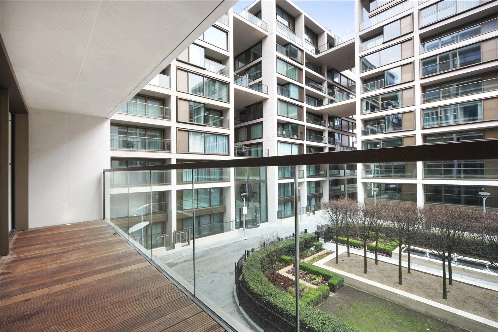 Flat Kensington High Street in Greater London