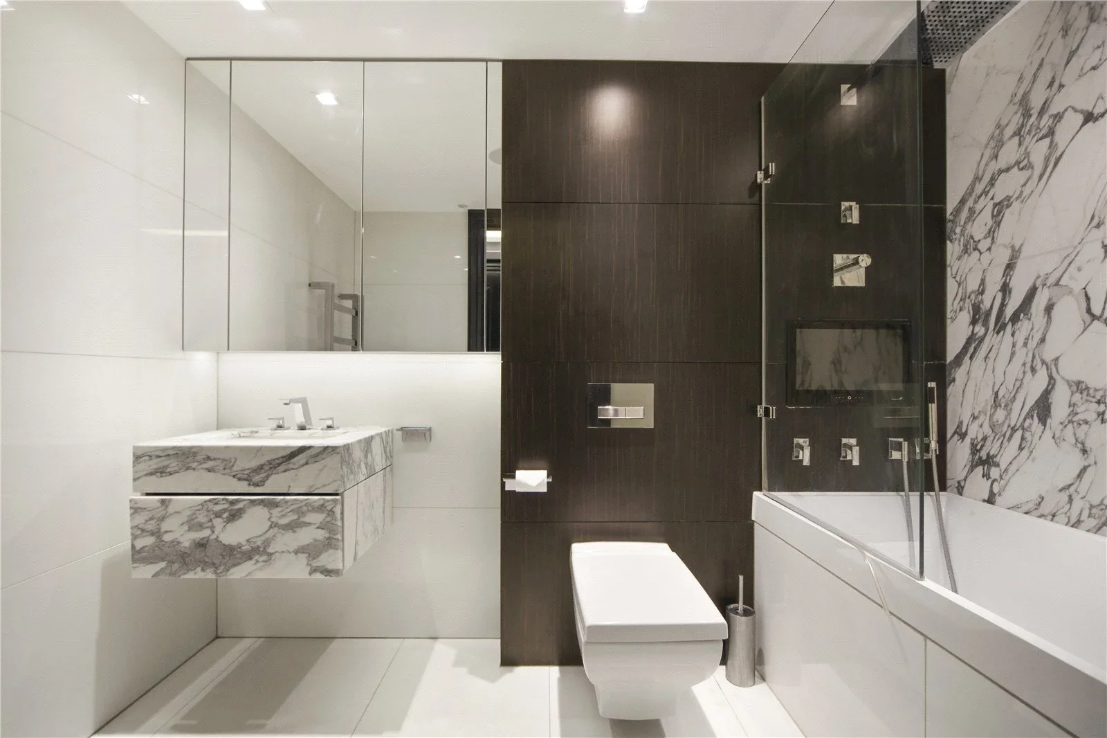 Flat Kensington High Street in Greater London