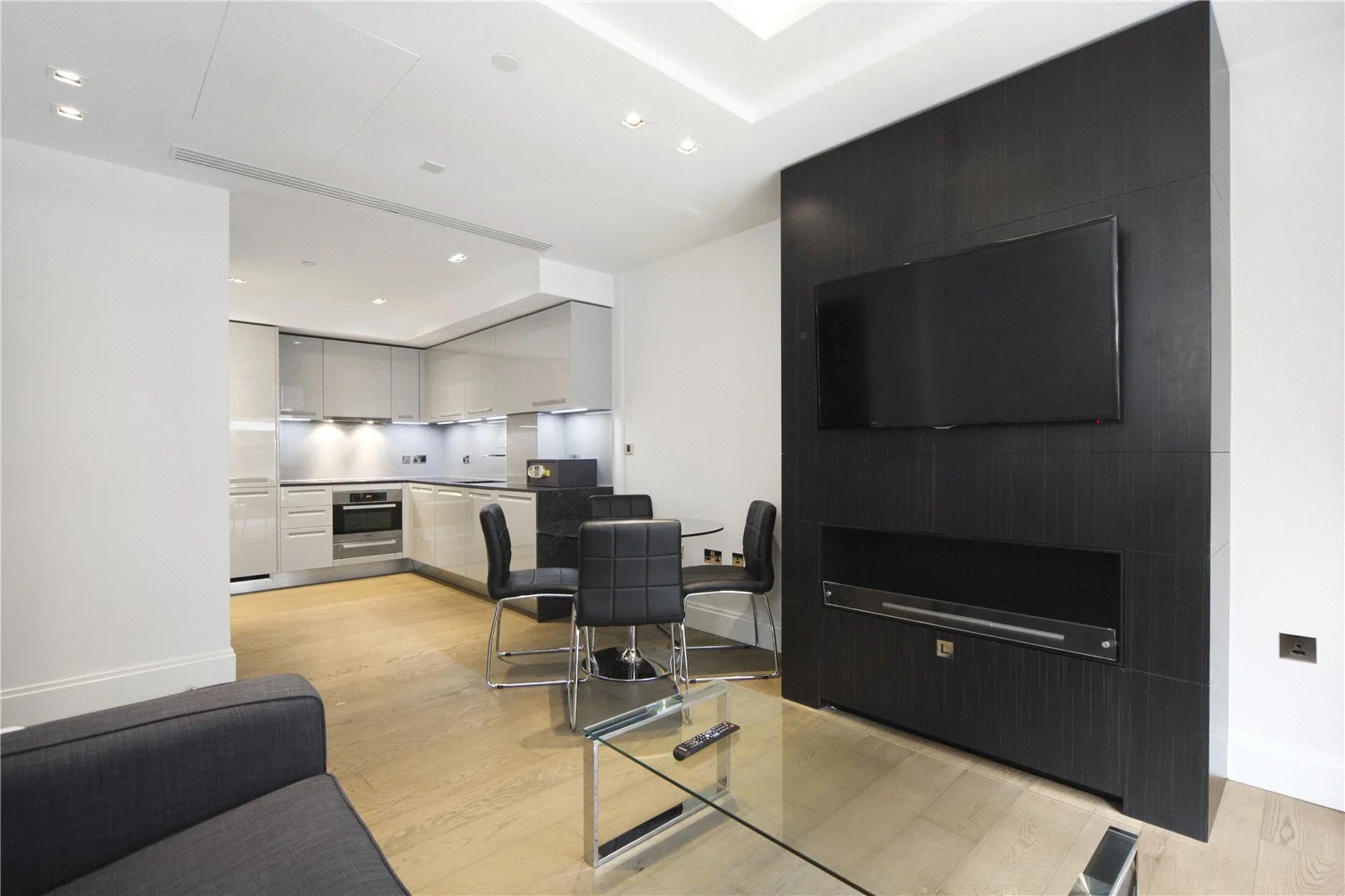Flat Kensington High Street in Greater London