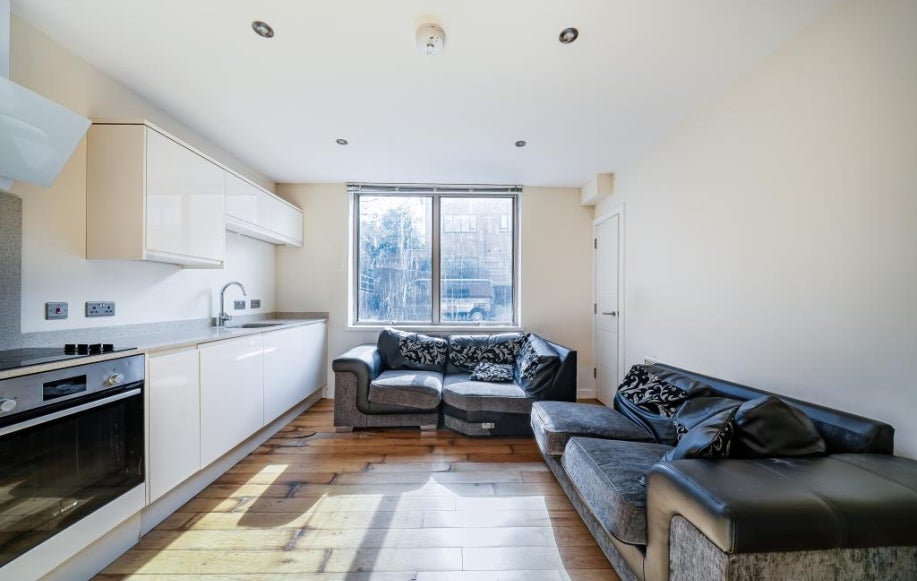 Flat Cleeve Road in Mole Valley