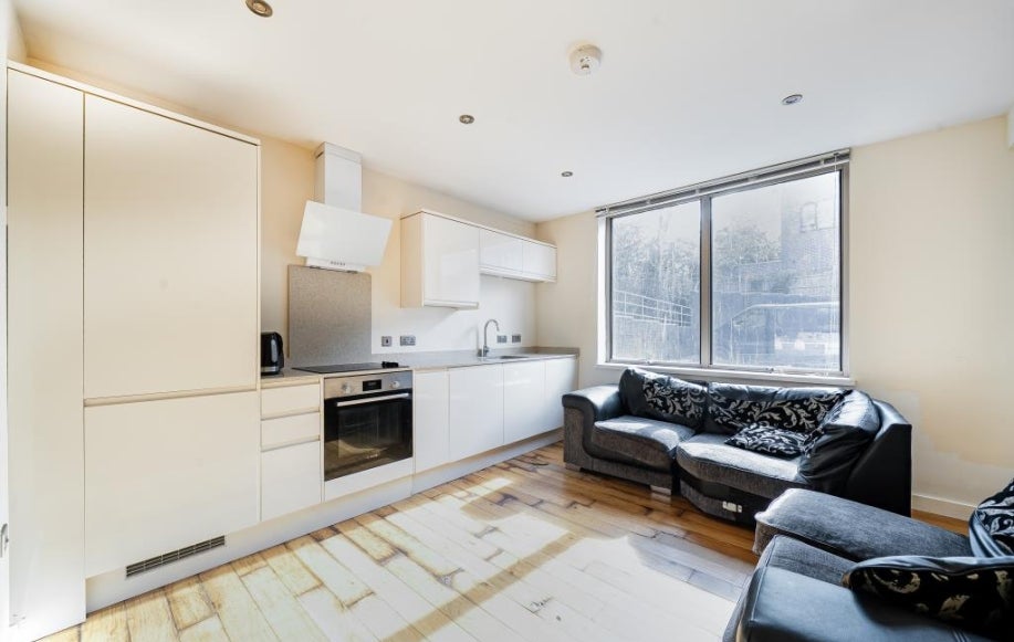 Flat Cleeve Road in Mole Valley