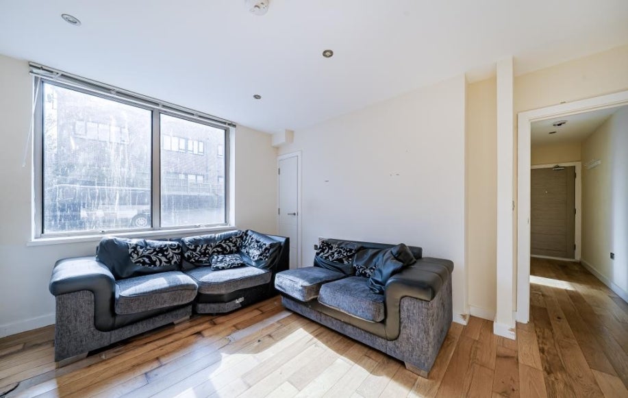Flat Cleeve Road in Mole Valley