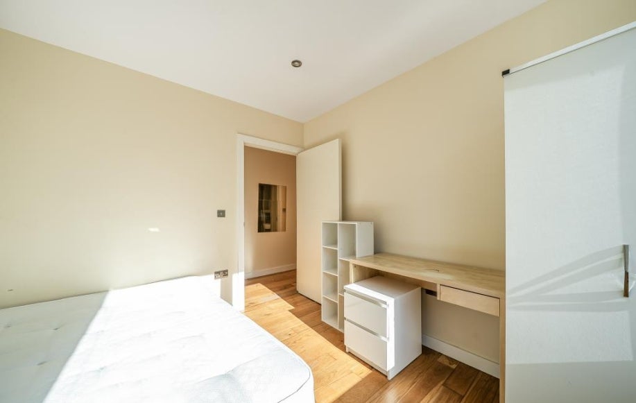 Flat Cleeve Road in Mole Valley