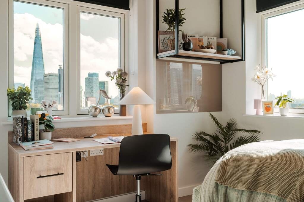 Room Avonmouth Street in Greater London