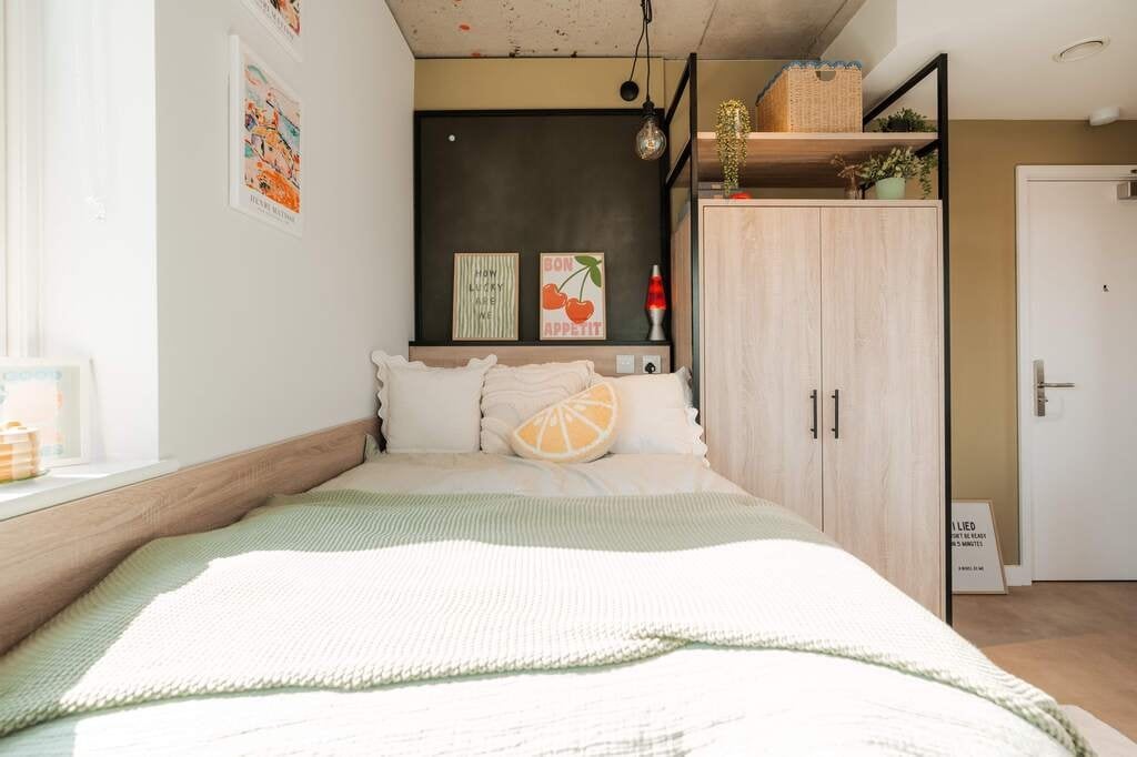 Room Avonmouth Street in Greater London
