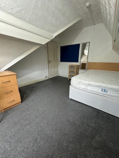 Room Sefton Road in Birmingham