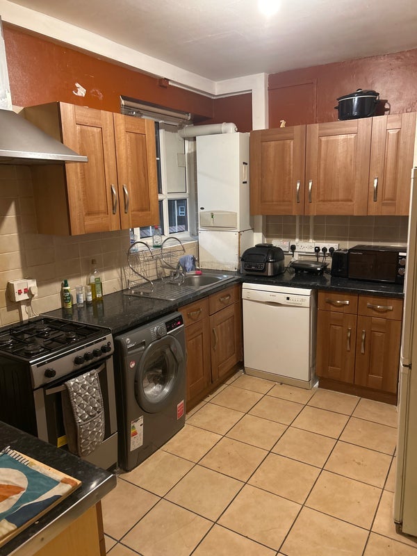 Room Pembury Road in Greater London