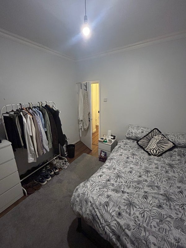 Room Pembury Road in Greater London