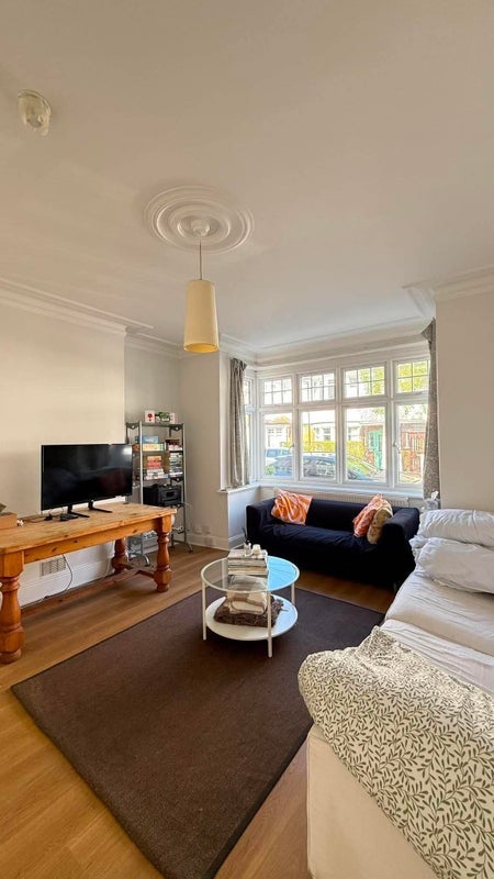 Room Baytree Road in Greater London