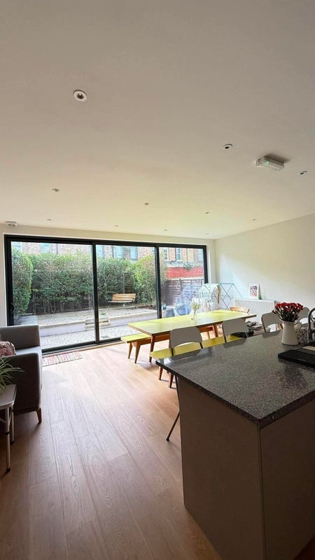 Room Baytree Road in Greater London