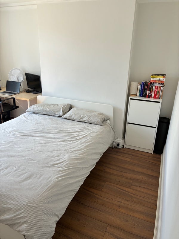 Room Baytree Road in Greater London