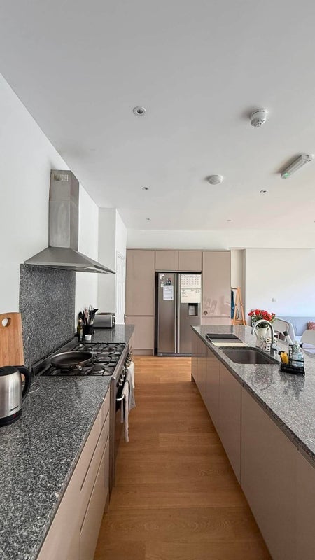 Room Baytree Road in Greater London