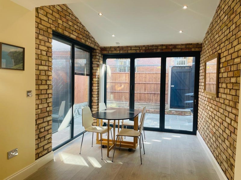 Room High Road Leyton in Greater London
