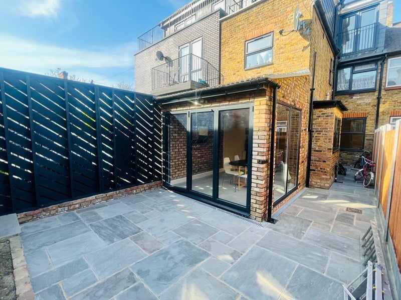 Room High Road Leyton in Greater London
