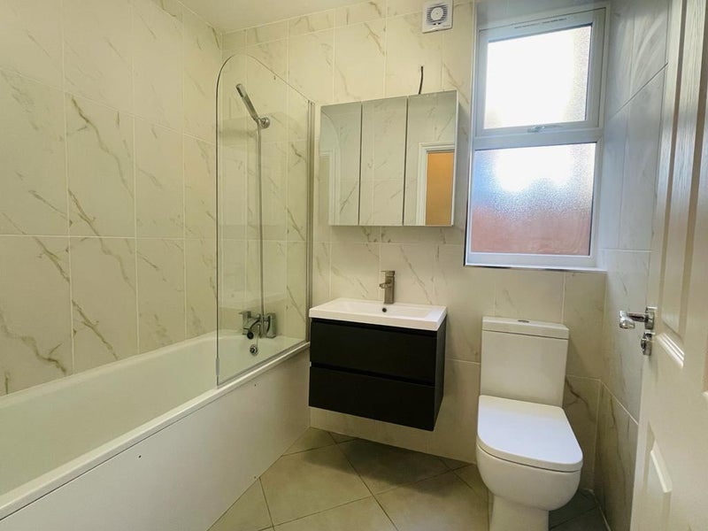 Room High Road Leyton in Greater London