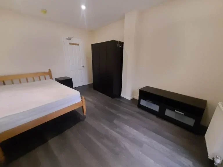 Room Sutton Way in Greater London