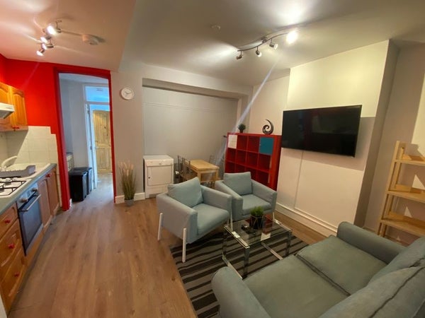 Flat Fishponds Road in London