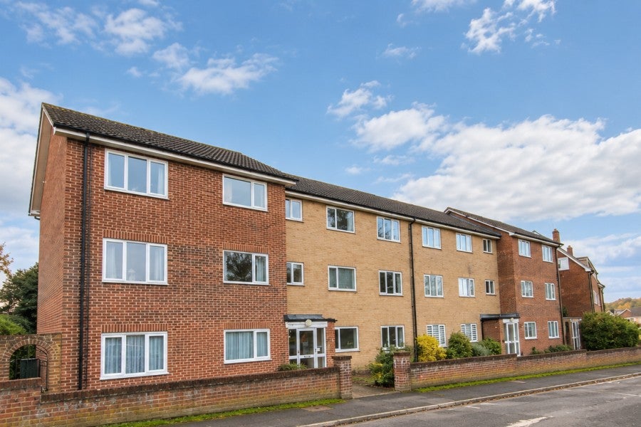 Flat Fairlands Avenue in Guildford