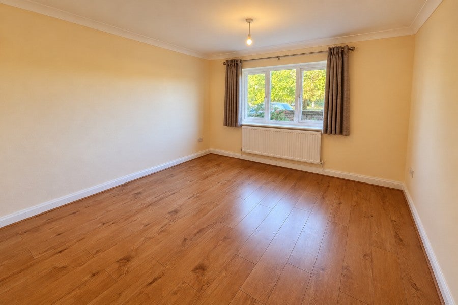 Flat Fairlands Avenue in Guildford