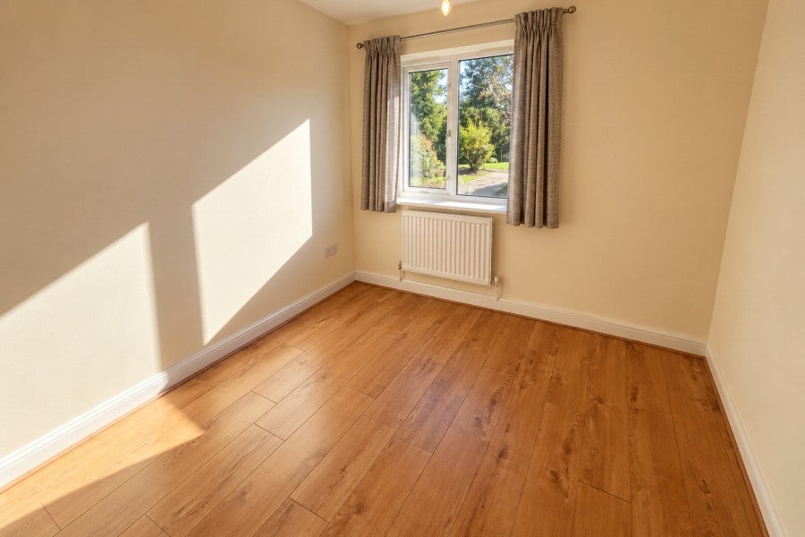 Flat Fairlands Avenue in Guildford