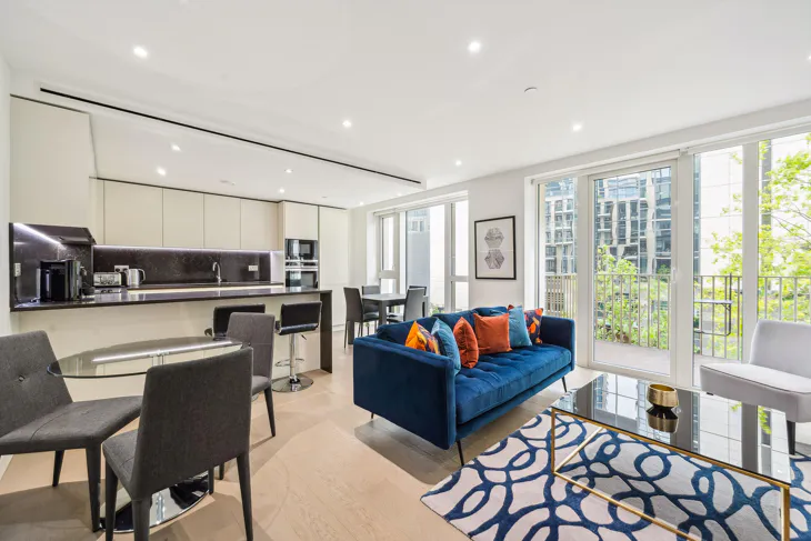 Flat Vaughan Way in Greater London