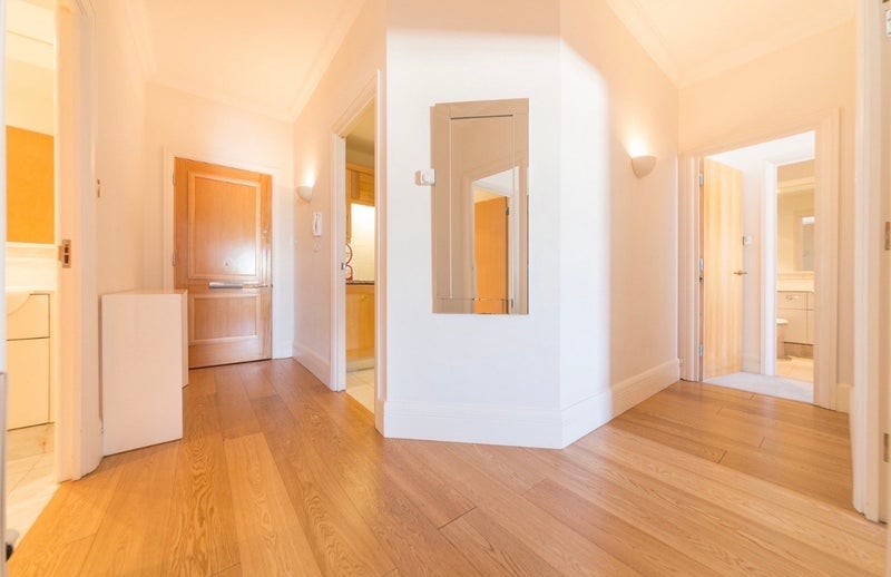 Flat Belvedere Road in Greater London