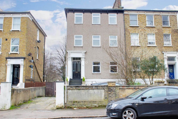 Flat Grosvenor Road in London