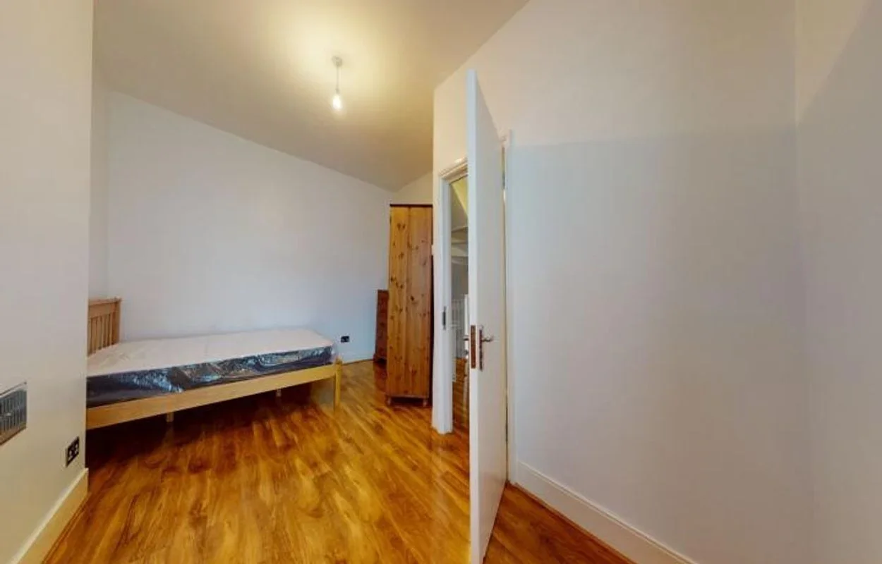Flat Park Avenue in Greater London