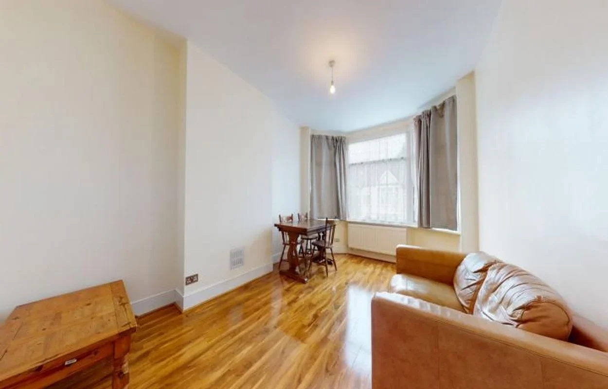 Flat Park Avenue in Greater London
