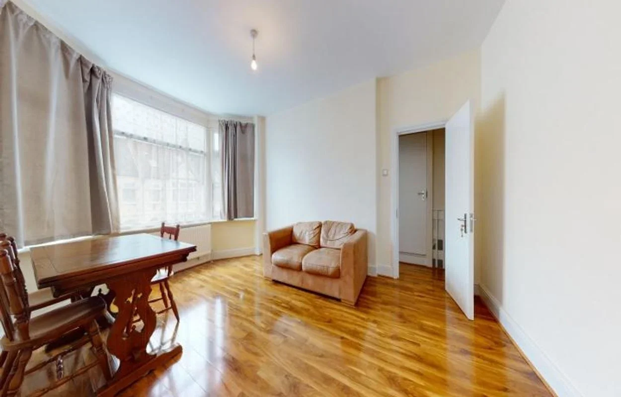 Flat Park Avenue in Greater London