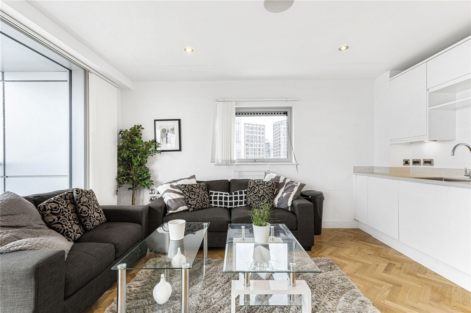Flat Commercial Road in Greater London