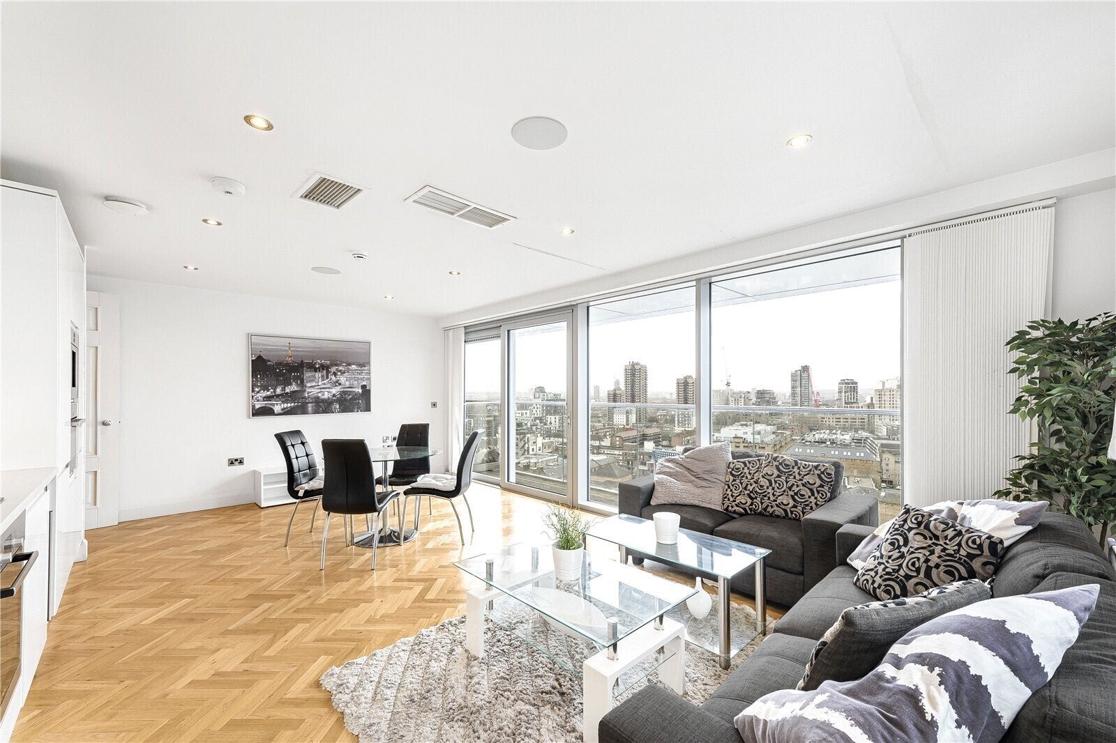 Flat Commercial Road in Greater London