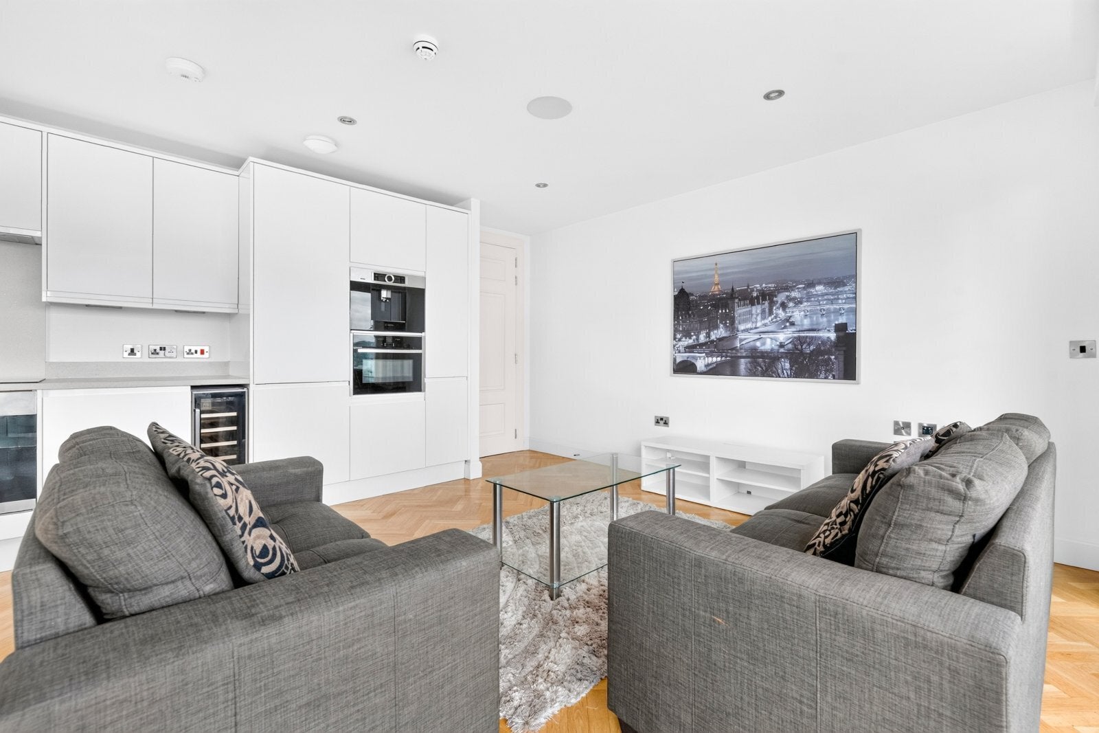 Flat Commercial Road in Greater London