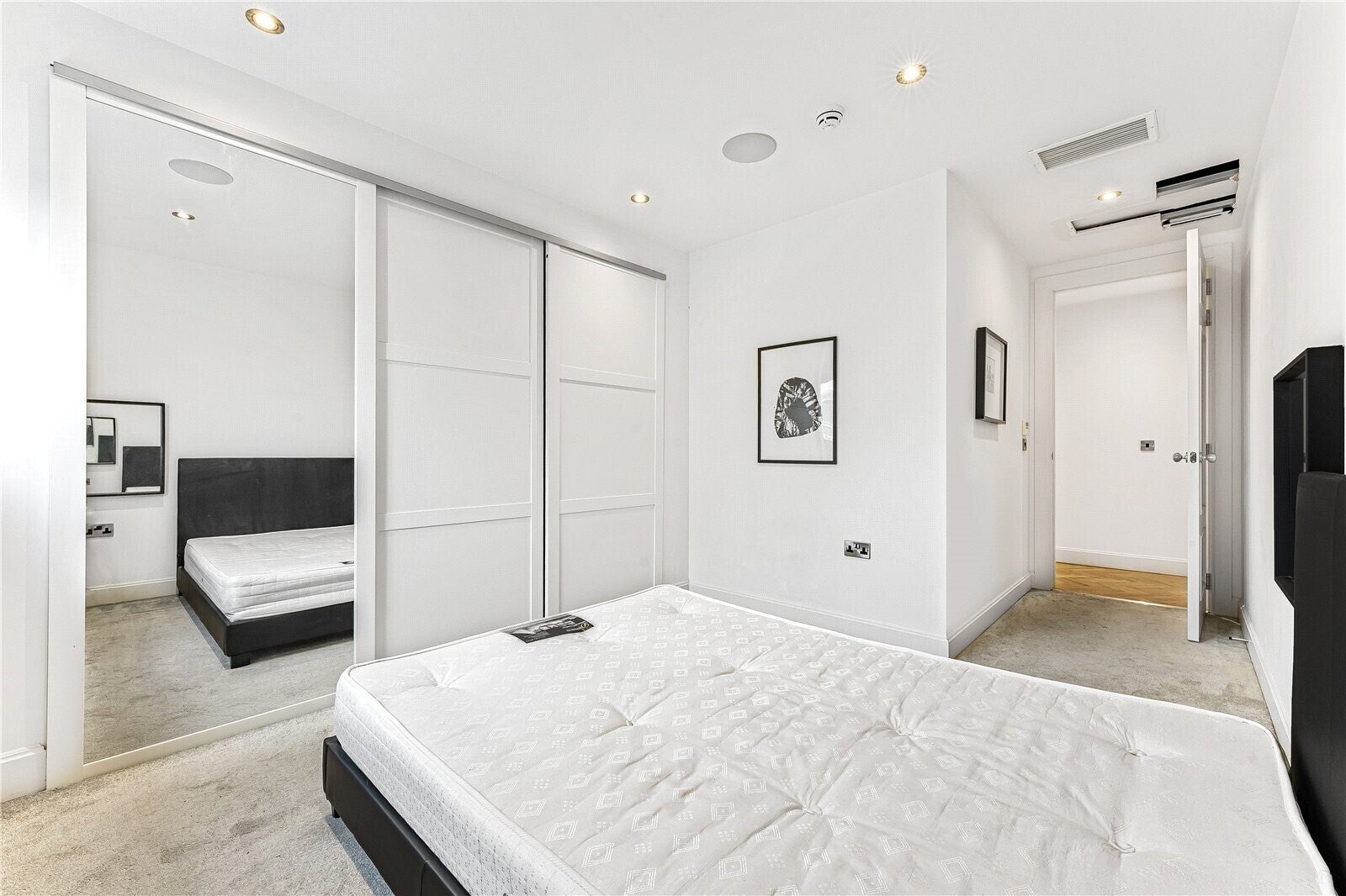 Flat Commercial Road in Greater London