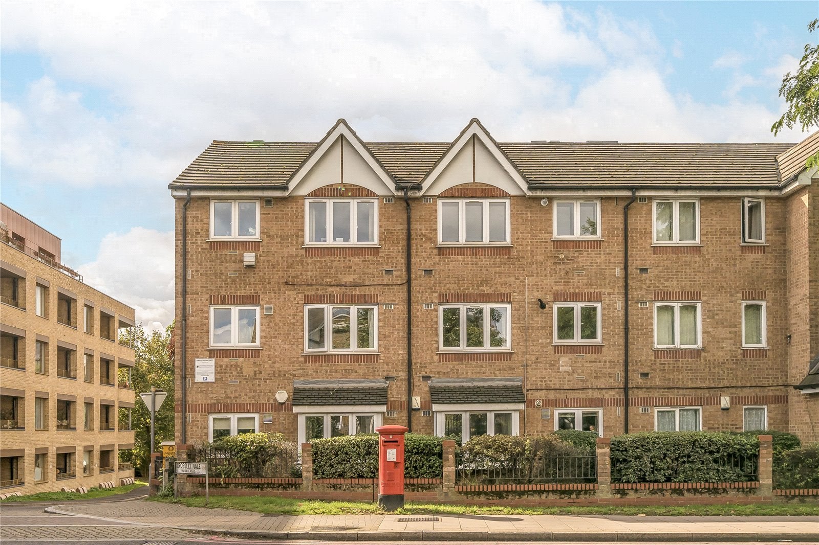 Flat Crosslet Vale in Greater London