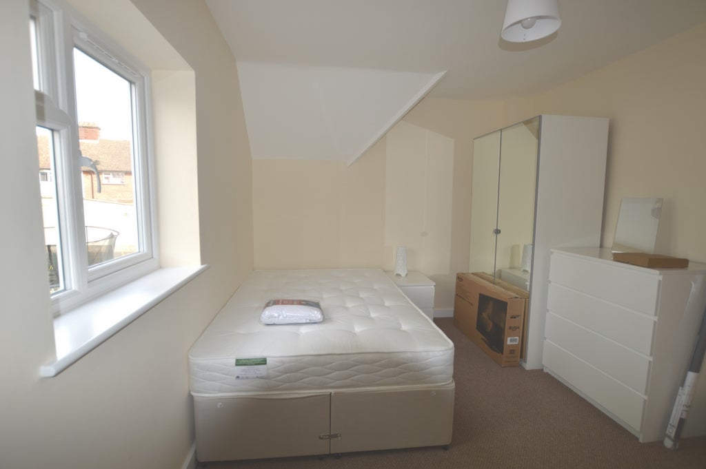 Room Maude Crescent in Watford