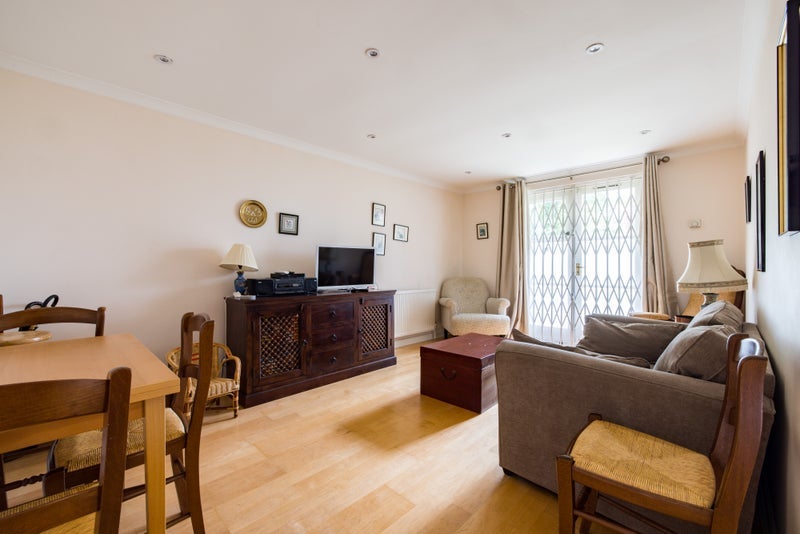 Flat Brompton Park Crescent in Greater London