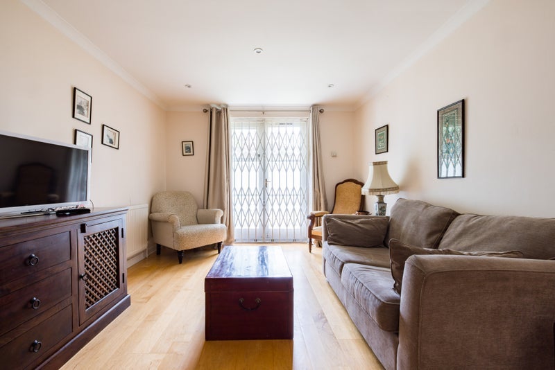 Flat Brompton Park Crescent in Greater London