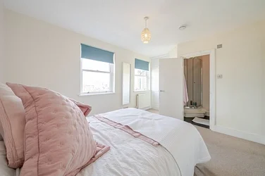 Flat Lavender Hill in Greater London