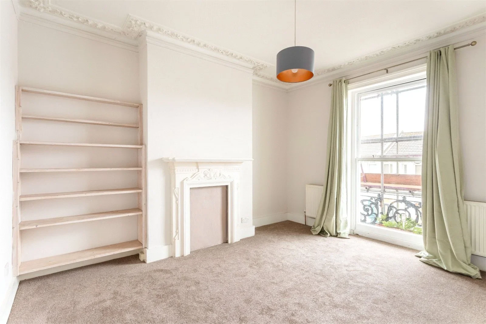 Flat Round Hill Crescent in Brighton