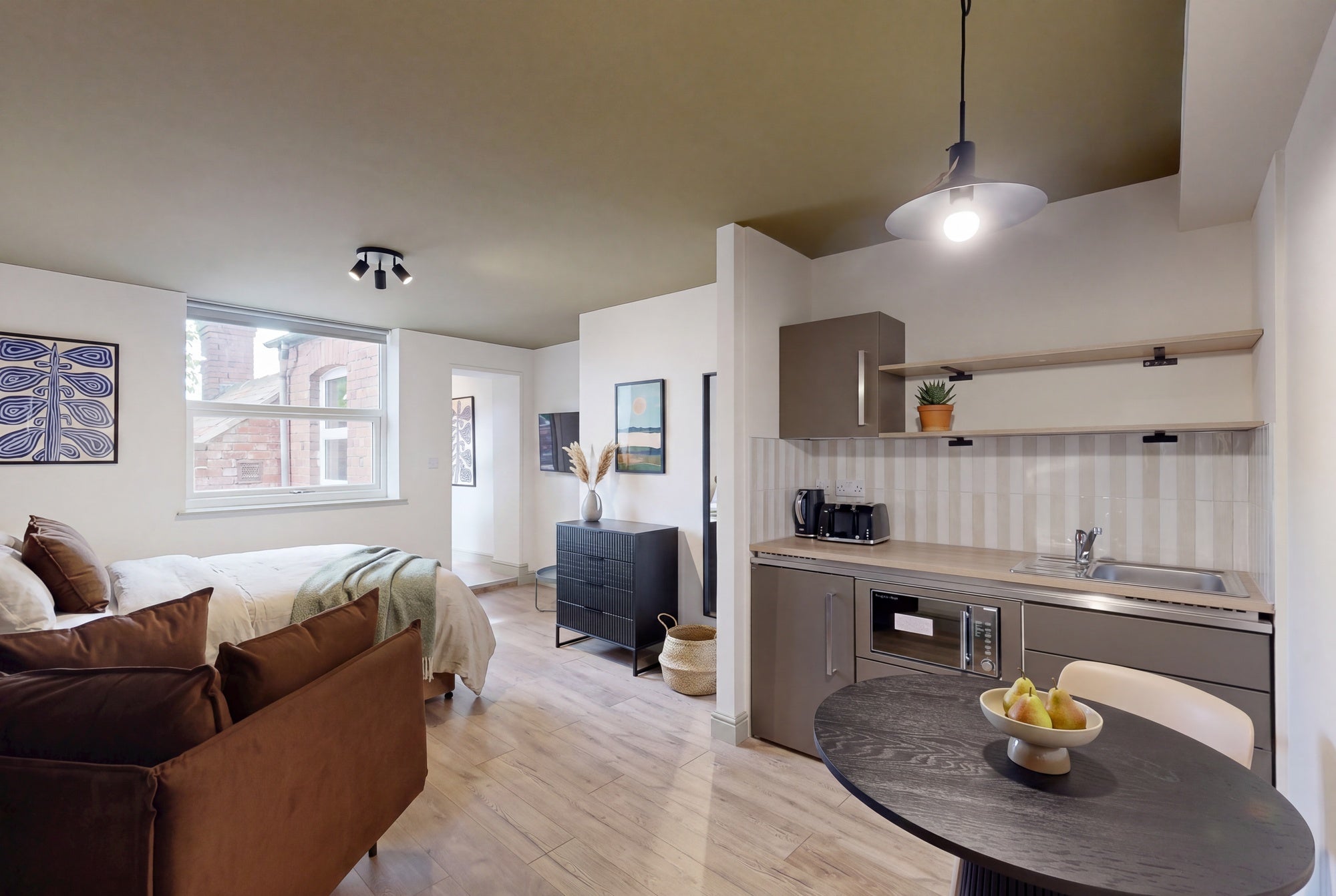 Room Moorland Road in Leeds