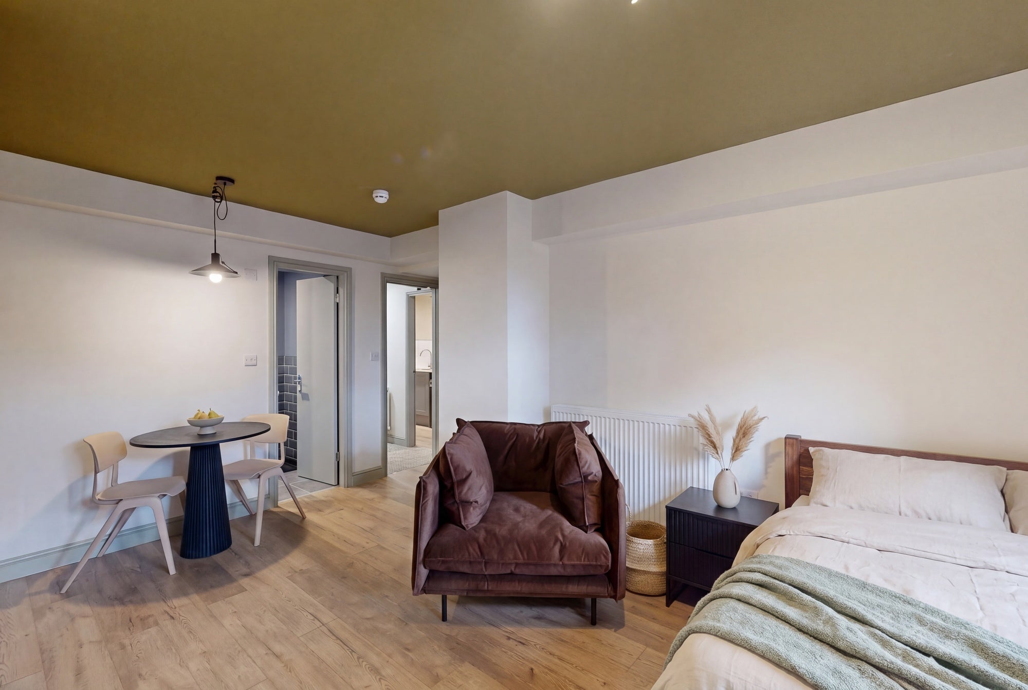 Room Moorland Road in Leeds
