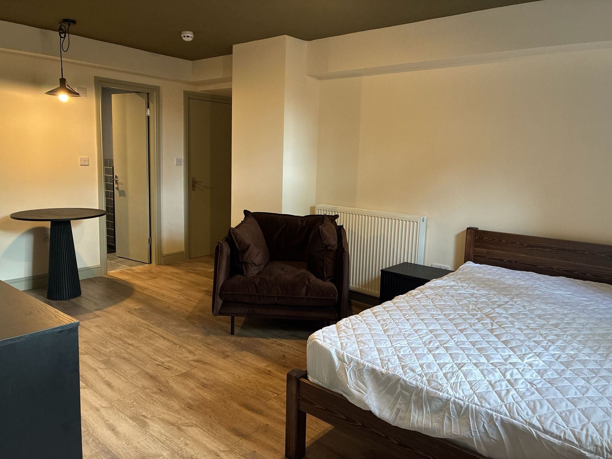 Room Moorland Road in Leeds